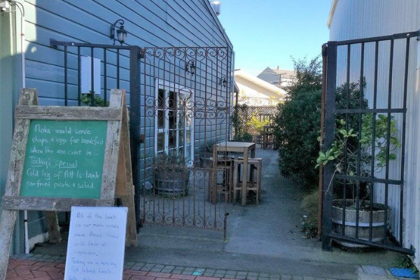 Nola's Cafe