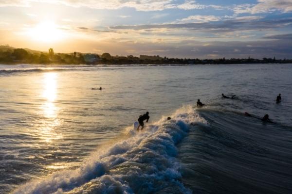 Surfing Te Awanga 600x400